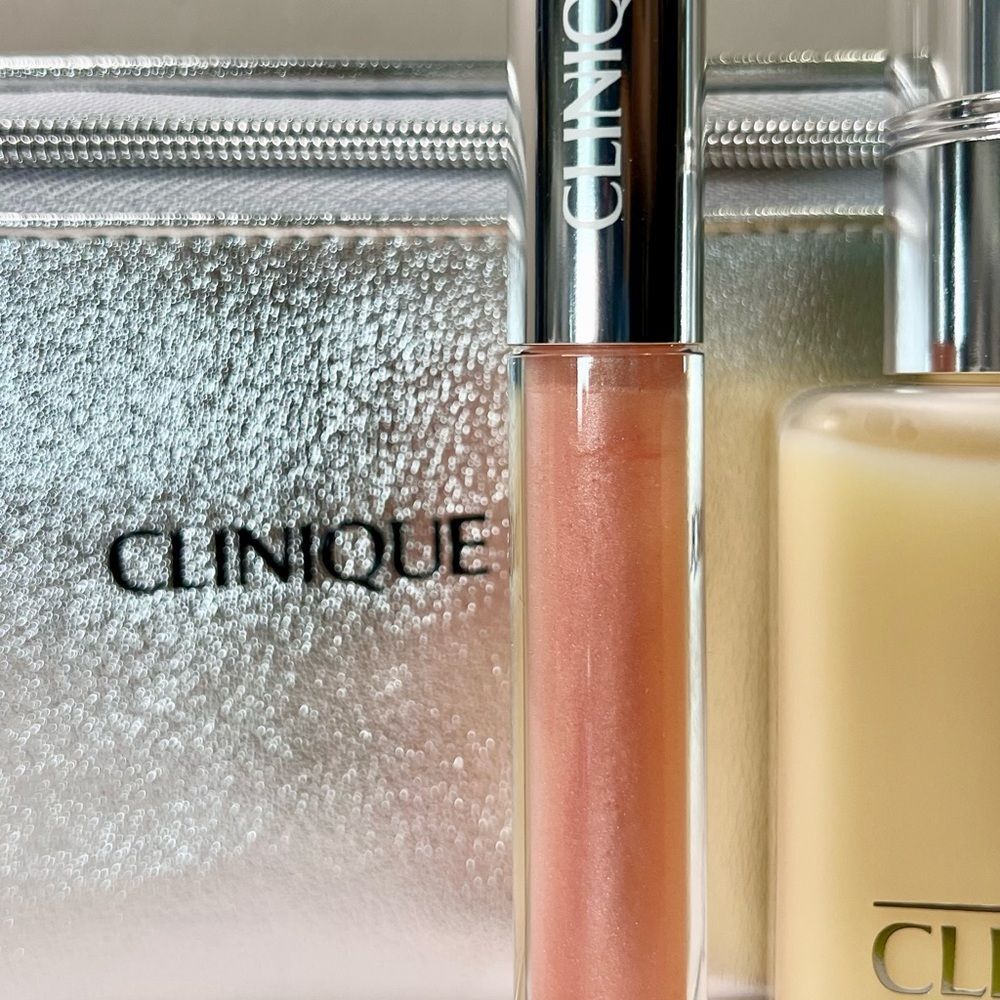 Clinique Skincare 3 pc Set + Cosmetic Bag. Full size items. Retail $113 - Picture 6 of 10